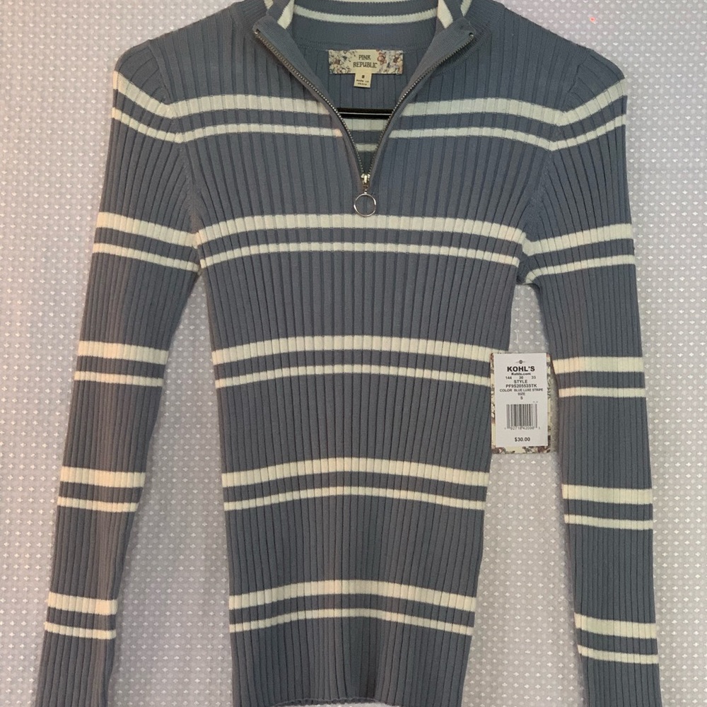 NWT womens fitted lightweight top, perfect for fall or spring.